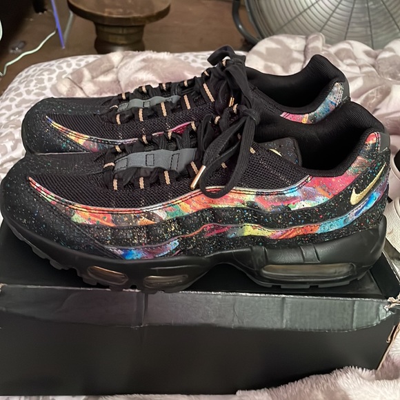 These are AirMax 95 multicolor size 8 in women - Picture 3 of 5